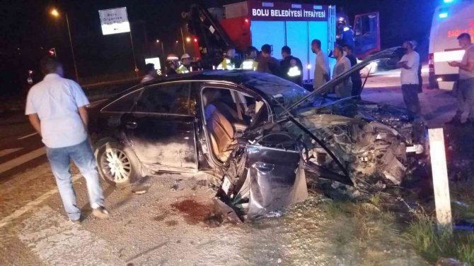 Kontrolden Çıkan Otomobil Beton Direğe Çarptı: 2 Yaralı