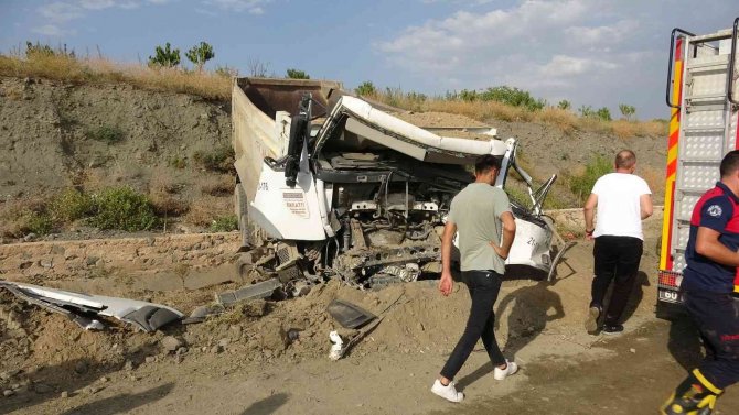 Hurdaya Dönen Kamyondan Yaralı Olarak Kurtuldu
