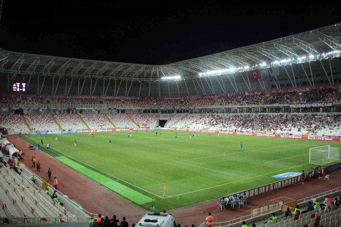 4 Eylül Stadyumu’nda Maça Taraftar İlgi Göstermedi