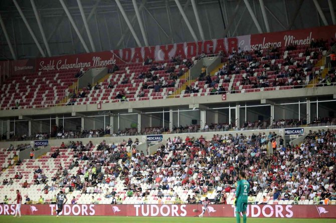 4 Eylül Stadyumu’nda Maça Taraftar İlgi Göstermedi