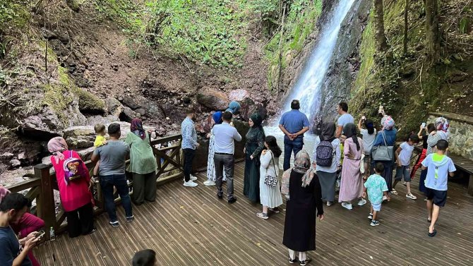 Sıcaktan Bunalan, Aydınpınar Şelalesine Koştu