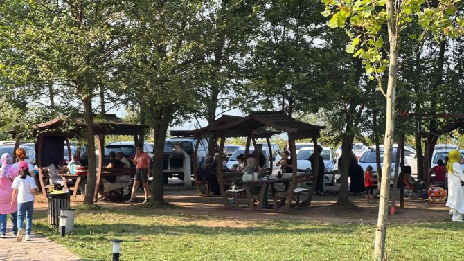 Sıcaktan Bunalan, Aydınpınar Şelalesine Koştu