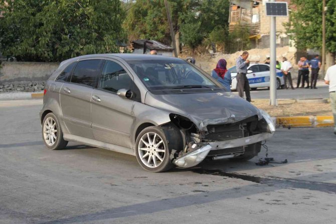 Elazığ’da Minibüs İle Otomobil Çarpıştı: 8 Yaralı