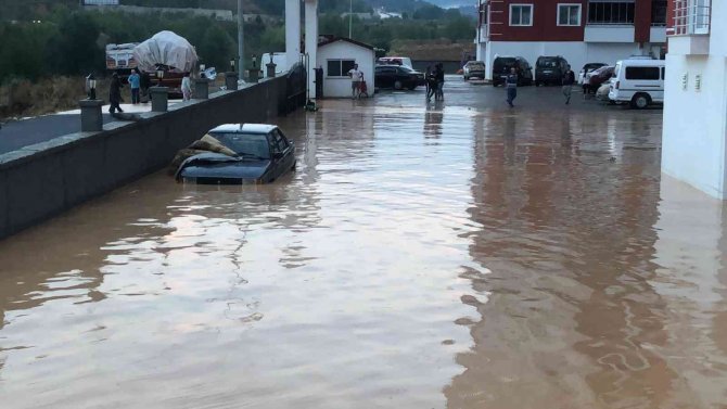Kastamonu’da Yarım Saat Yağan Yağmur Hayatı Felç Etti