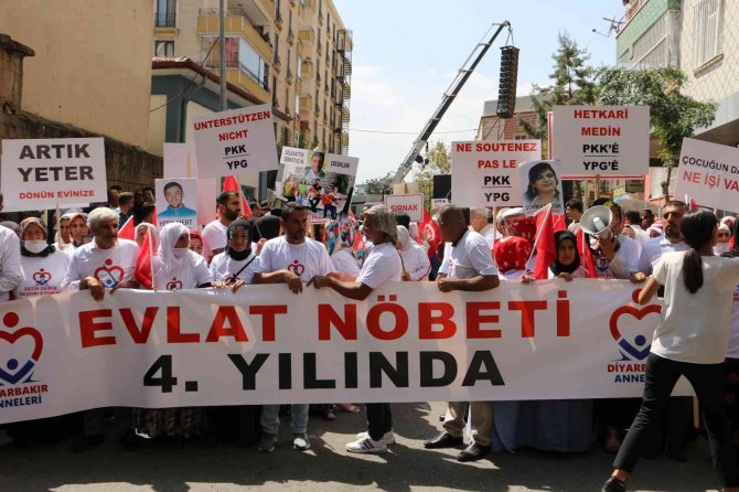 Bakan Soylu, Evlat Nöbetindeki Ailelerle Teröre Lanet Yürüyüşüne Katıldı