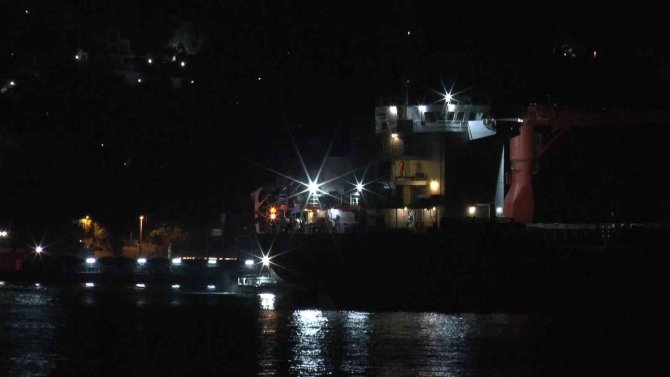Boğaza Demir Atan Kargo Gemisi Kurtarıldı, İ̇stanbul Boğazı Gemi Trafiğine Açıldı