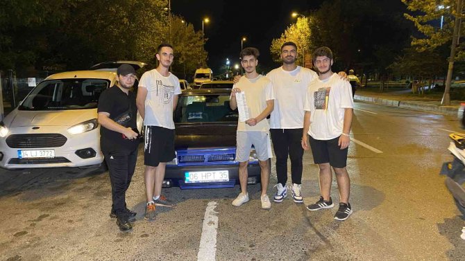 Denetimde Ceza Yedi, Otomobilinin Önünde Fotoğraf Çektirdi