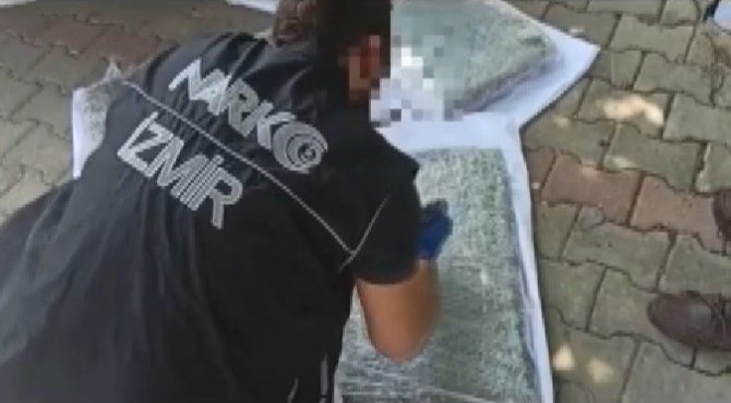 İ̇stihbarat Belirledi, Narkotik Yakaladı: İ̇zmir’de Nefes Kesen Uyuşturucu Operasyonu