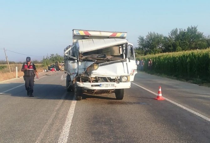 Tarım İşçilerini Taşıyan Traktör İle Kamyon Çarpıştı: 1 Ölü, 13 Yaralı