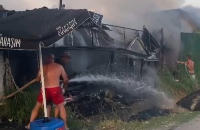 Çıkan Yangında Market Kullanılamaz Hale Geldi