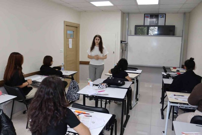 Ücretsiz Üniversite Hazırlık Kurslarında 135 Öğrenci Eğitime Başladı