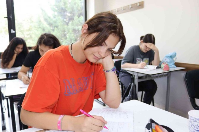 Ücretsiz Üniversite Hazırlık Kurslarında 135 Öğrenci Eğitime Başladı