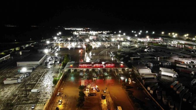 Kapıkule Sınır Kapısında Vatandaşlar Araçlarıyla Mahsur Kaldı