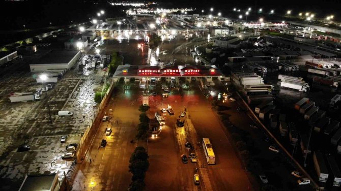 Kapıkule Sınır Kapısında Vatandaşlar Araçlarıyla Mahsur Kaldı