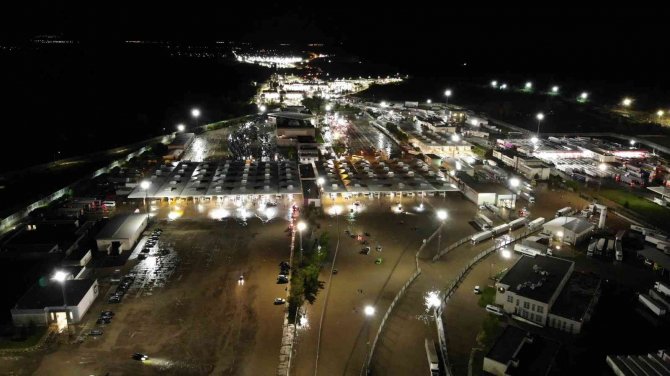 Kapıkule Sınır Kapısında Vatandaşlar Araçlarıyla Mahsur Kaldı