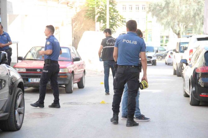 Sokak Ortasında Birbirlerine Silah Ve Bıçakla Saldırdılar
