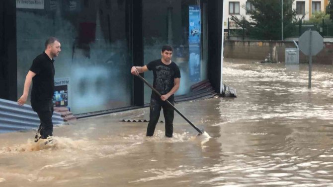 Kastamonu’da Yarım Saat Yağan Yağmur Hayatı Felç Etti
