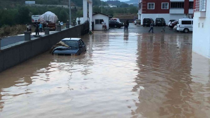 Kastamonu’da Fırtınadan Araçların Üzerine Çatı Uçtu, 3 Kişi Yaralandı