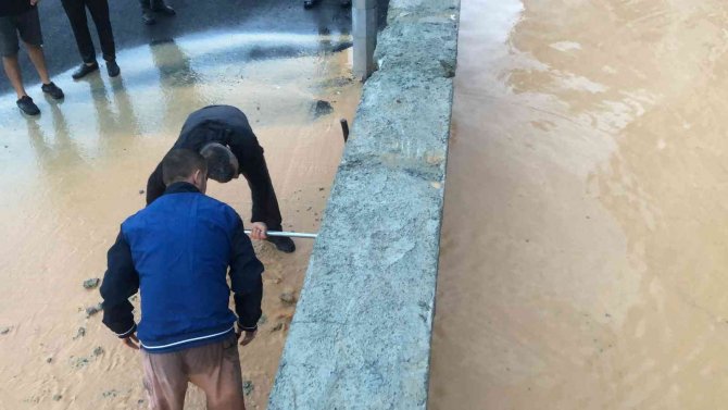 Kastamonu’da Fırtınadan Araçların Üzerine Çatı Uçtu, 3 Kişi Yaralandı