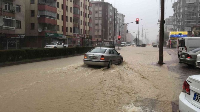 Kastamonu’da Şiddetli Sağanak: Sokaklar Göle Döndü
