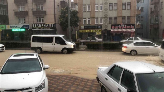 Kastamonu’da Şiddetli Sağanak: Sokaklar Göle Döndü