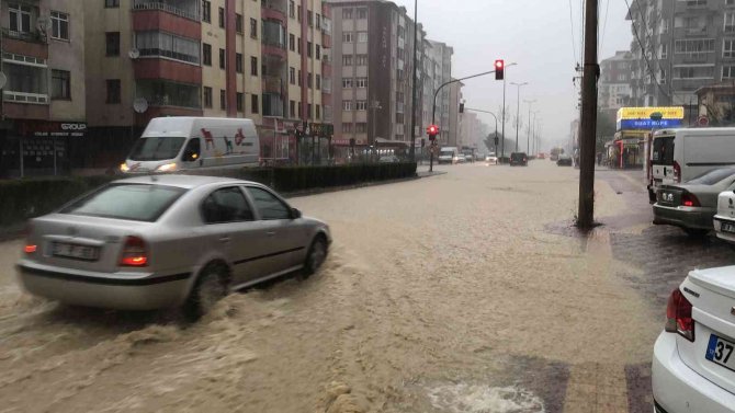 Kastamonu’da Şiddetli Sağanak: Sokaklar Göle Döndü