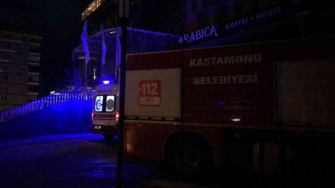 Sağanak Yağışta Avm’nin Tavanı Çöktü: 1 Yaralı