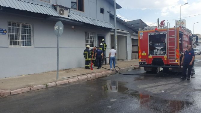 İ̇ş Yerinin Çatısında Çıkan Lastik Yangını Söndürüldü