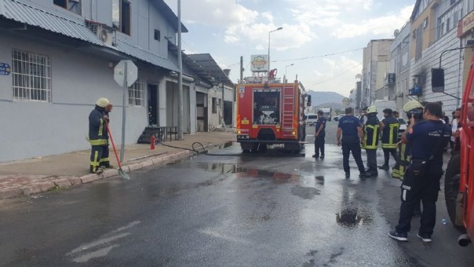 İ̇ş Yerinin Çatısında Çıkan Lastik Yangını Söndürüldü