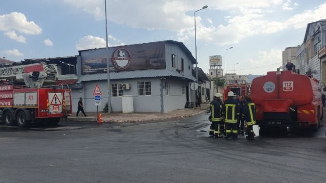 İ̇ş Yerinin Çatısında Çıkan Lastik Yangını Söndürüldü