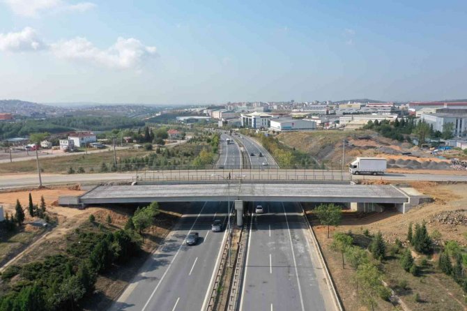 Çayırova Turgut Özal Köprüsü’nde Kiriş Montajı Yapıldı