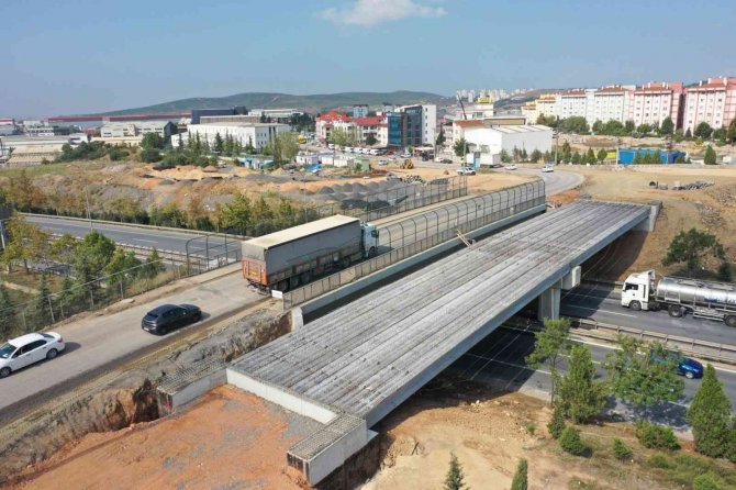 Çayırova Turgut Özal Köprüsü’nde Kiriş Montajı Yapıldı