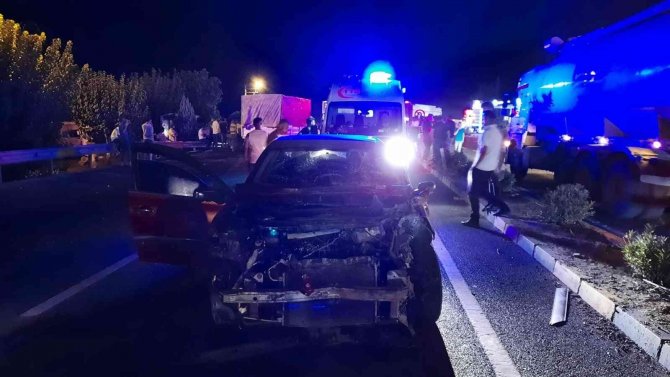 Manisa’da 3 Araç Birbirine Girdi: 1’i Çocuk 4 Yaralı