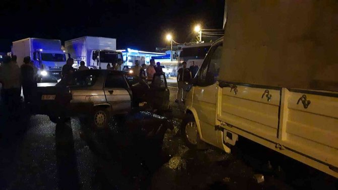 Manisa’da 3 Araç Birbirine Girdi: 1’i Çocuk 4 Yaralı