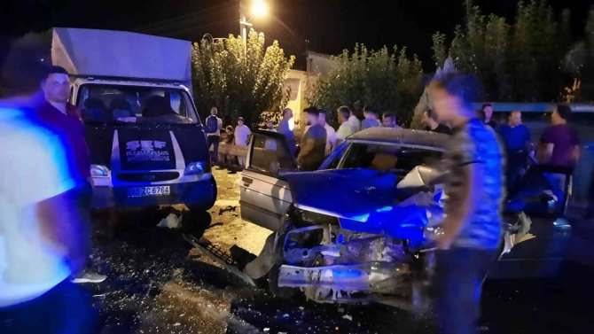 Manisa’da 3 Araç Birbirine Girdi: 1’i Çocuk 4 Yaralı
