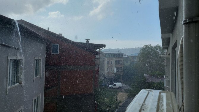 Aniden Bastıran Yağmura Vatandaşlar Hazırlıksız Yakalandı