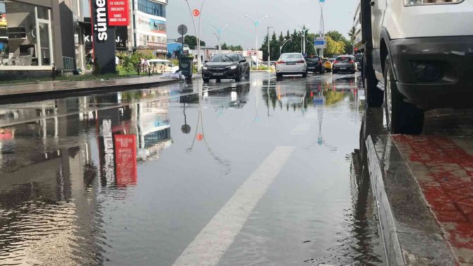 Aniden Bastıran Yağmura Vatandaşlar Hazırlıksız Yakalandı