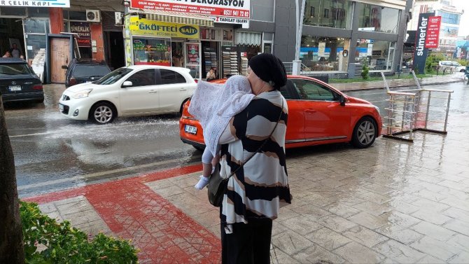 Aniden Bastıran Yağmura Vatandaşlar Hazırlıksız Yakalandı