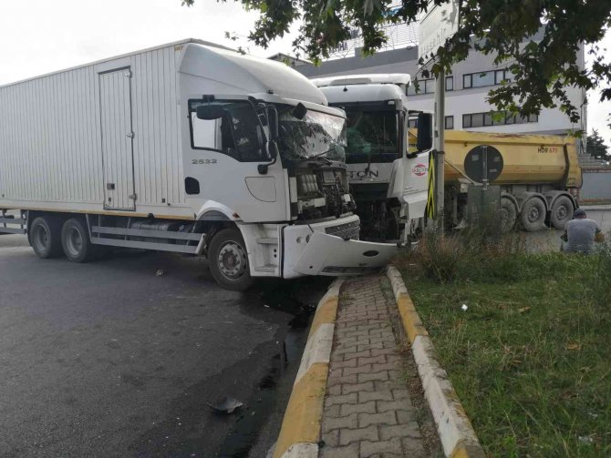 Hafriyat Kamyonu İle Karşı Yönden Gelen Kamyon Çarpıştı: 1 Yaralı