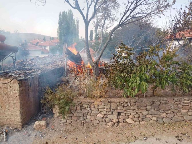 İ̇ki Ev Yanarak Kullanılmaz Hale Geldi
