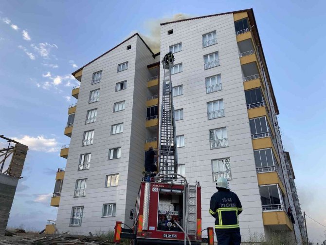 Çatı Yangını Paniğe Neden Oldu