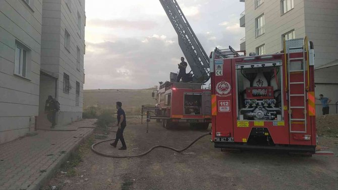 Çatı Yangını Paniğe Neden Oldu