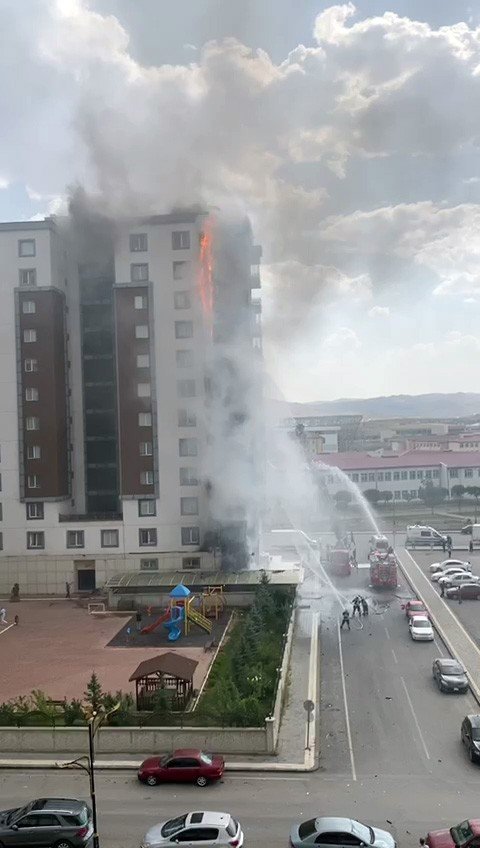 Sivas’ta Apartmanda Yangın