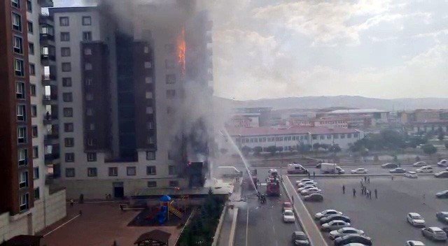 Sivas’ta Apartmanda Yangın