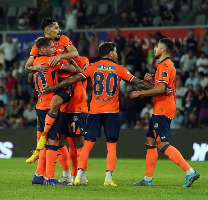 Spor Toto Süper Lig: M. Başakşehir: 1 - Corendon Alanyaspor: 0 (İ̇lk Yarı)