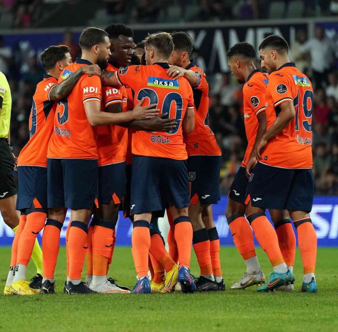Spor Toto Süper Lig: M. Başakşehir: 1 - Corendon Alanyaspor: 0 (İ̇lk Yarı)
