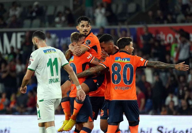 Spor Toto Süper Lig: M. Başakşehir: 1 - Corendon Alanyaspor: 0 (İ̇lk Yarı)