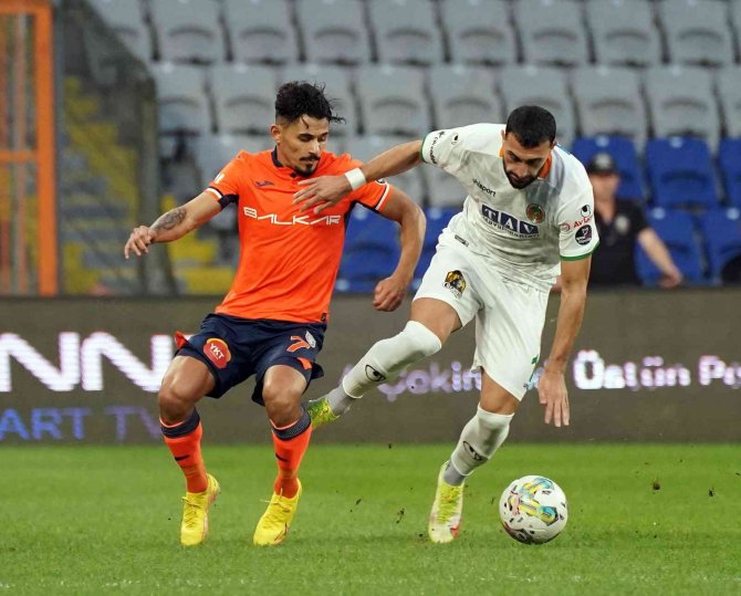 Spor Toto Süper Lig: Medipol Başakşehir: 0 - Corendon Alanyaspor: 0 (Maç Devam Ediyor)