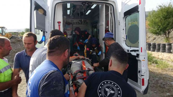 Hurdaya Dönen Kamyondan Yaralı Olarak Kurtuldu
