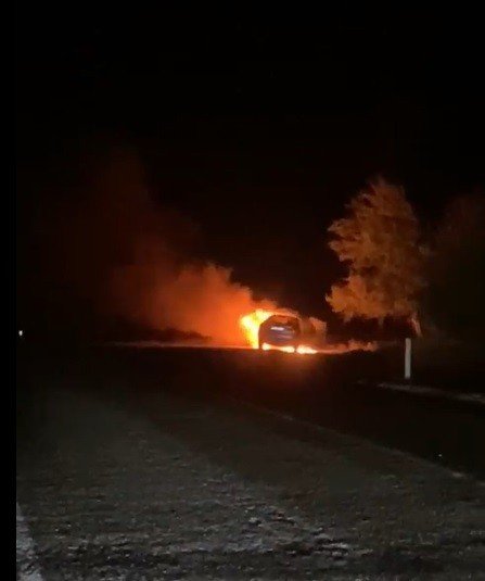 Seyir Halindeki Otomobil Alev Topuna Döndü